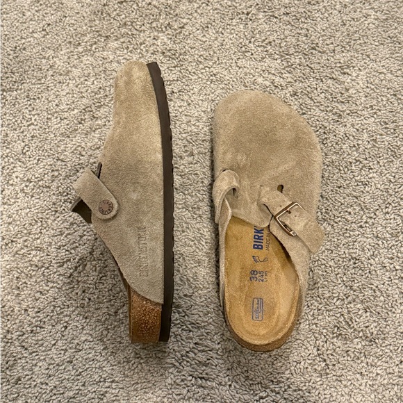 Birkenstock Shoes - EUC Birkenstock Boston Clogs
SOLD